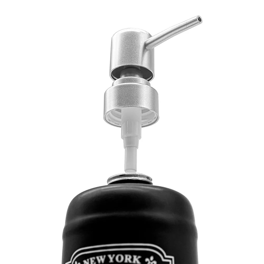 Dispenser sapone in ceramica nera con stampe a contrasto bianche stile vintage