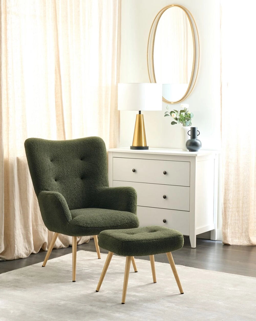 Poltrona rivestita in tessuto verde scuro con motivo floreale con poggiapiedi in stile retrò