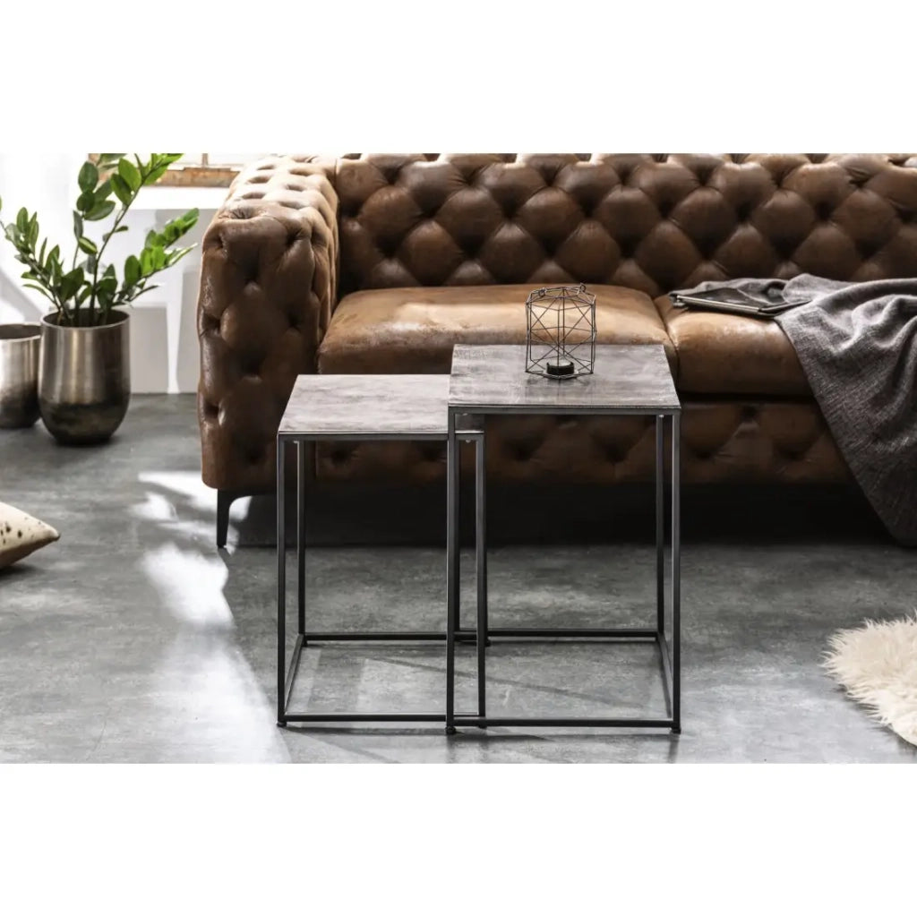 Tavolini da salotto nidificati VORTEX in alluminio grigio testurato e metallo nero - set di 2 tavoli quadrati dal design moderno
