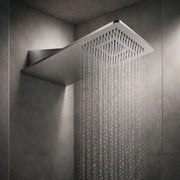 Soffione doccia a parete in acciaio inox a punta quadrata design deciso e getto rigenerante
