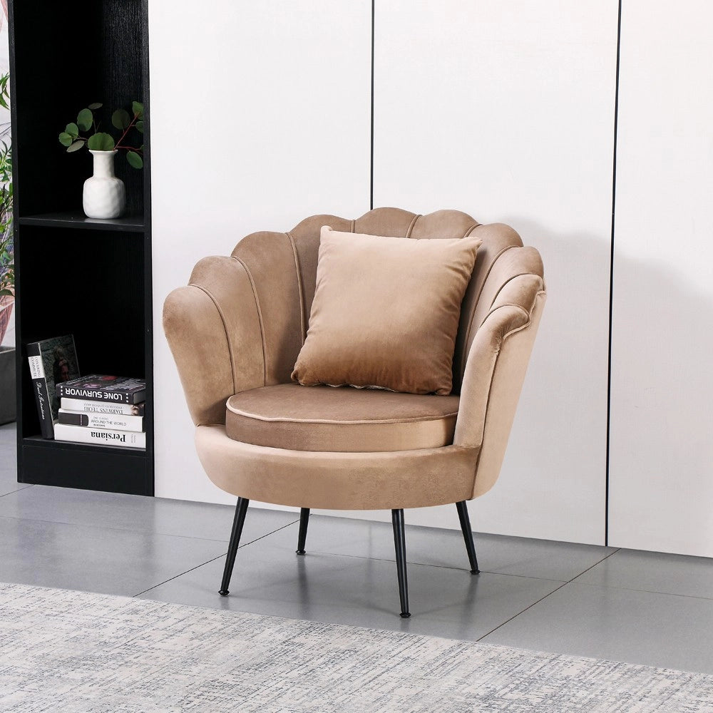 Poltrona Orel a Conchiglia in Velluto Beige – Design Elegante e Avvolgente