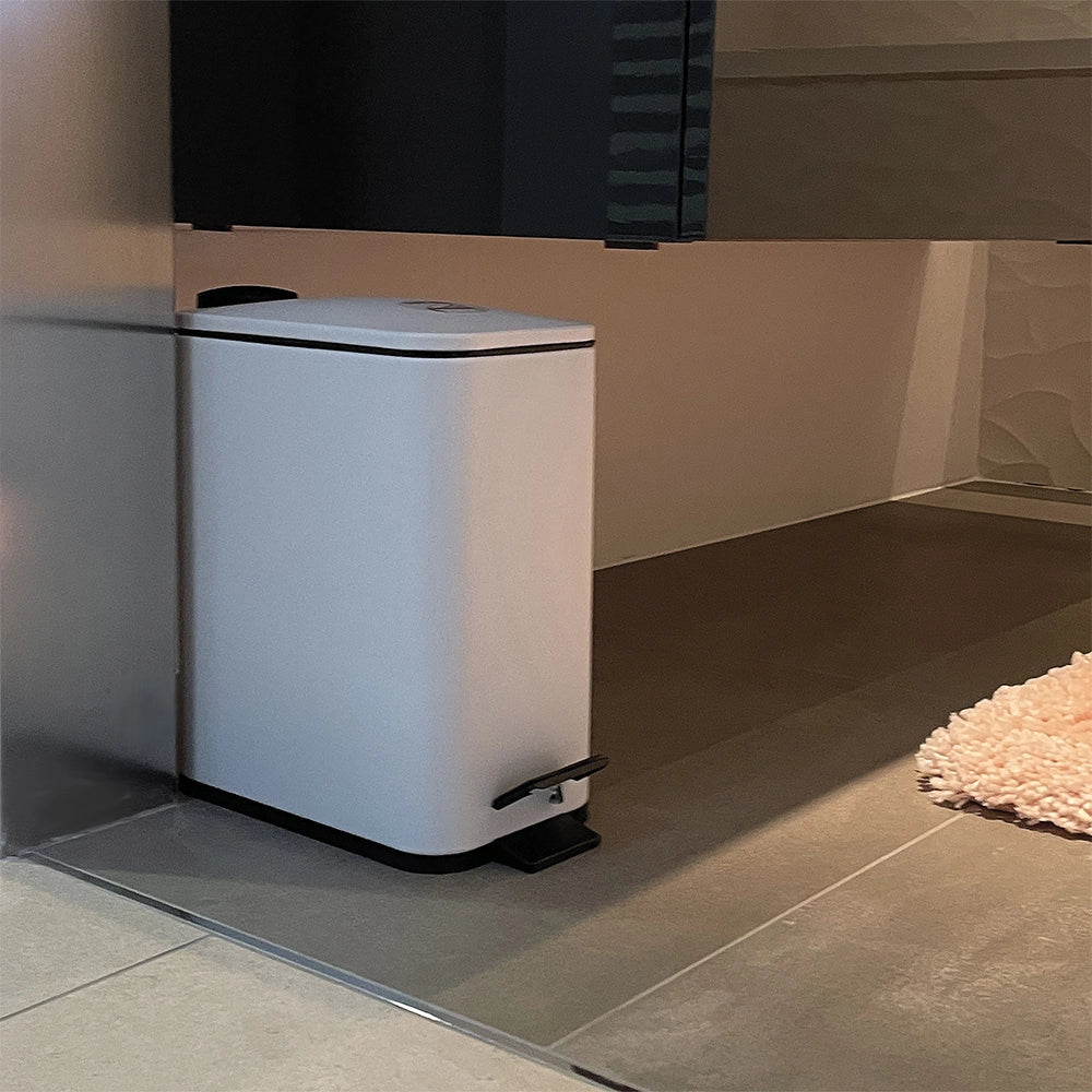 Pattumiera bagno 5 Lt in acciaio bianco opaco con apertura a pedale Rexa