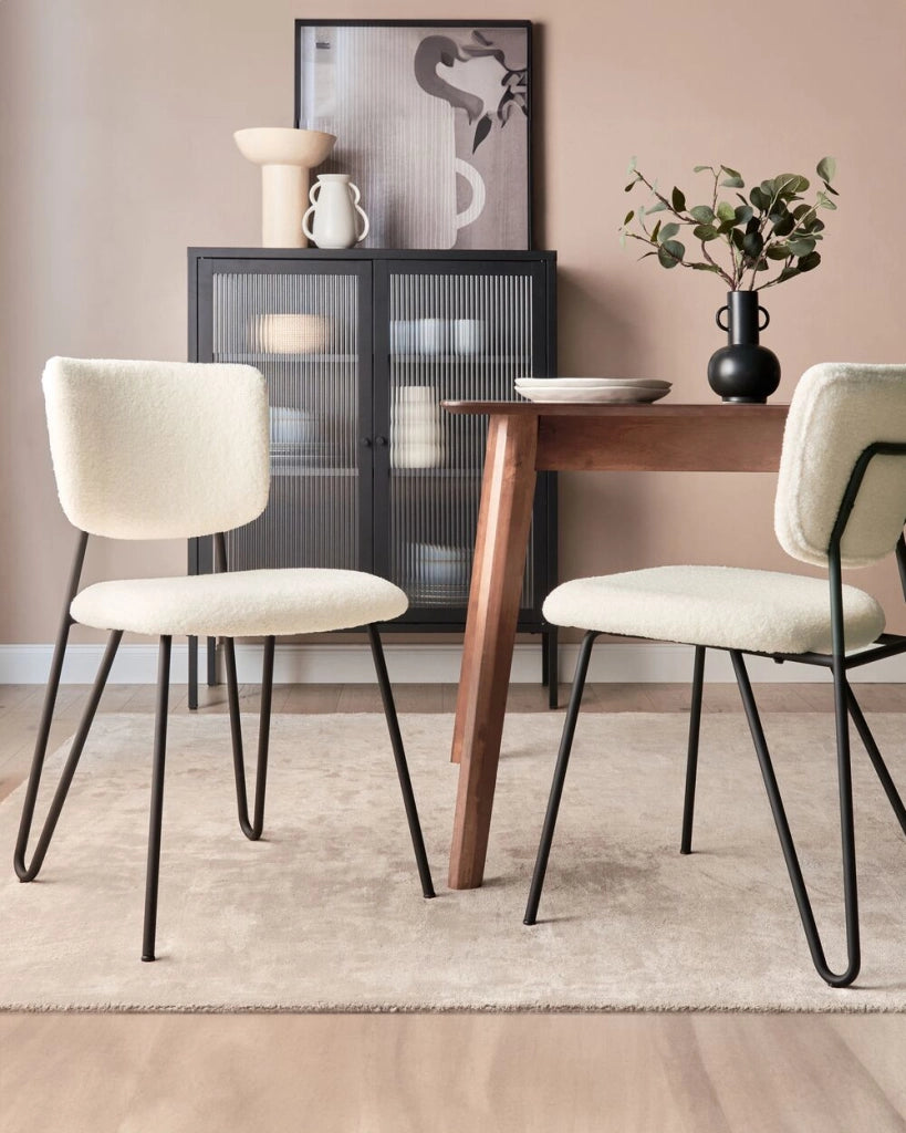 Set di 2 sedie da pranzo moderne Seduta imbottita strutturale in tessuto crema Schienale curvo senza braccioli Design moderno e contemporaneo