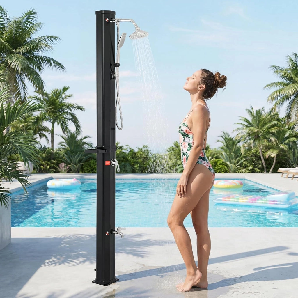 Doccia Solare da Giardino 35L con Soffione Girevole, Doccino e Rubinetto, Doccia da Esterno con Attacco per Tubo, Vassoio Portaoggetti e Copertura Protettiva, Fino a 60°C (Modello 3)