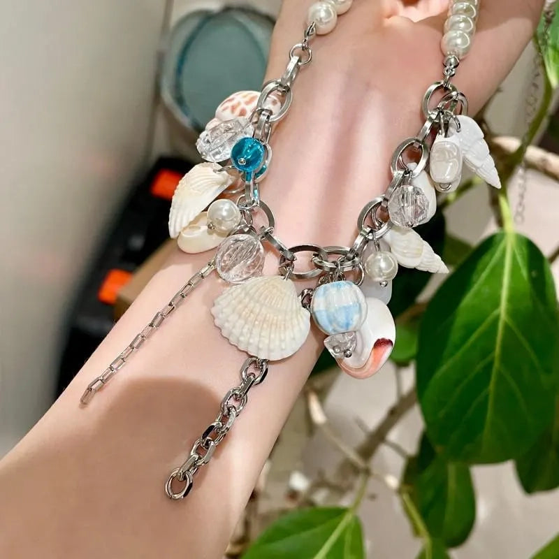 Collana con conchiglie e stelle marine: un regalo perfetto per gli amanti del mare.