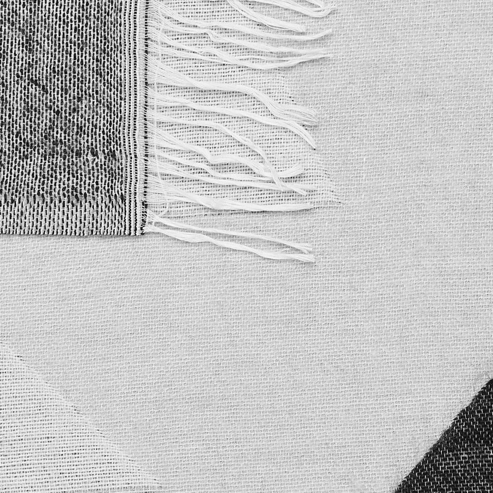 Coperta in acrilico grigio nero bianco 130 x 170 cm copriletto motivo geometrico con frange soggiorno camera da letto