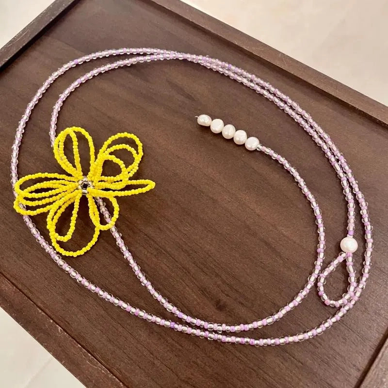 Collana con fiore di cristallo fatta a mano: gioiello con perline intrecciate
