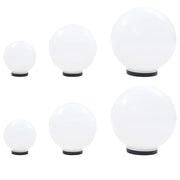 Set di 6 lampade decorative sferiche a LED 20 x 30 x 40 cm per creare un'atmosfera accogliente in giardino realizzate in PMMA bianco. Codice articolo: 02_0046386.