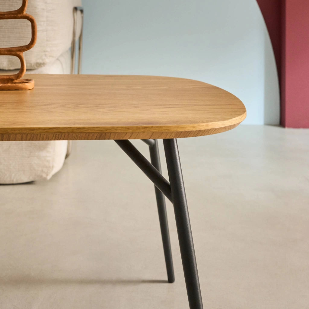Tavolino rettangolare effetto rovere con gambe in metallo nero,