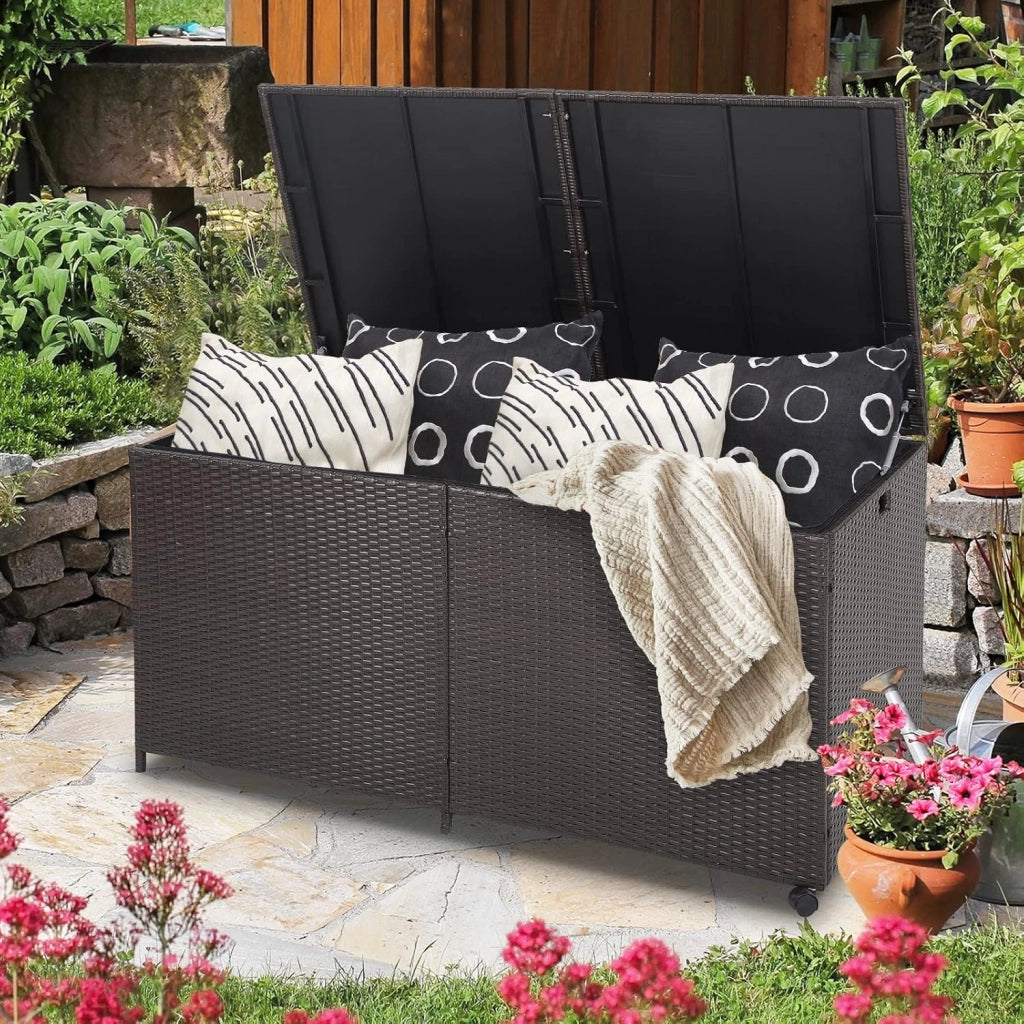 Baule da Giardino 662L, Panca Contenitore in Plastica con Coperchio, Maniglia e 2 Ruote Universali, in Rattan, per Interni e Esterni, 150 x 77 x 73 cm (Modello 3)