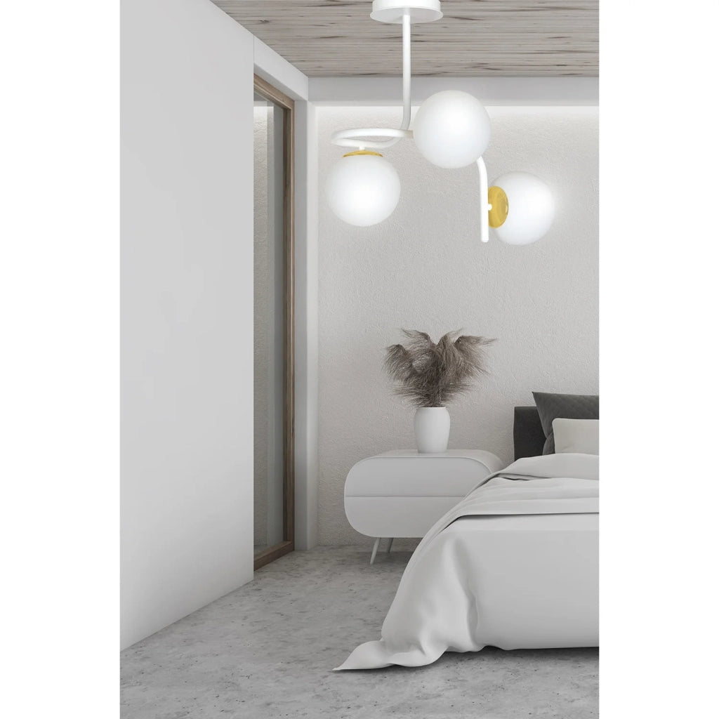 Lampadario 3 Luci Kalf In Acciaio Bianco A Bracci E Sfere In Vetro Opalino E Oro
