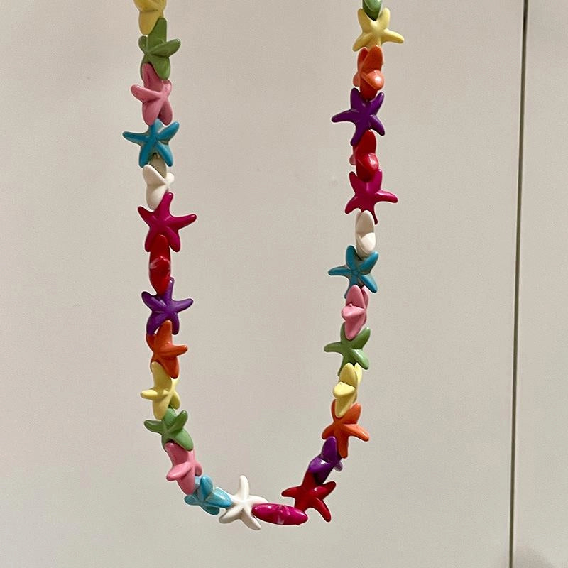 Collana estiva fatta a mano con stelle marine colorate e perline, regalo di Natale o compleanno.