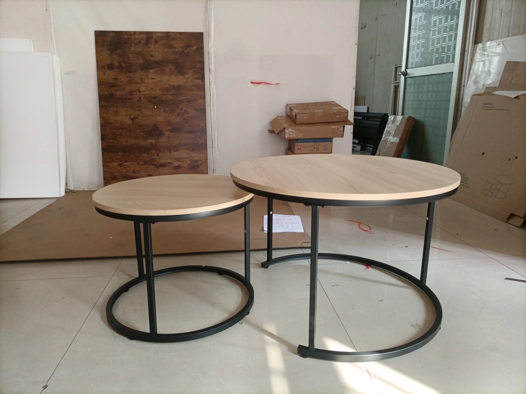 Tavolini bassi impilabili con 2 tavoli rotondi, stile moderno, in metallo e legno ingegnerizzato, rovere e nero