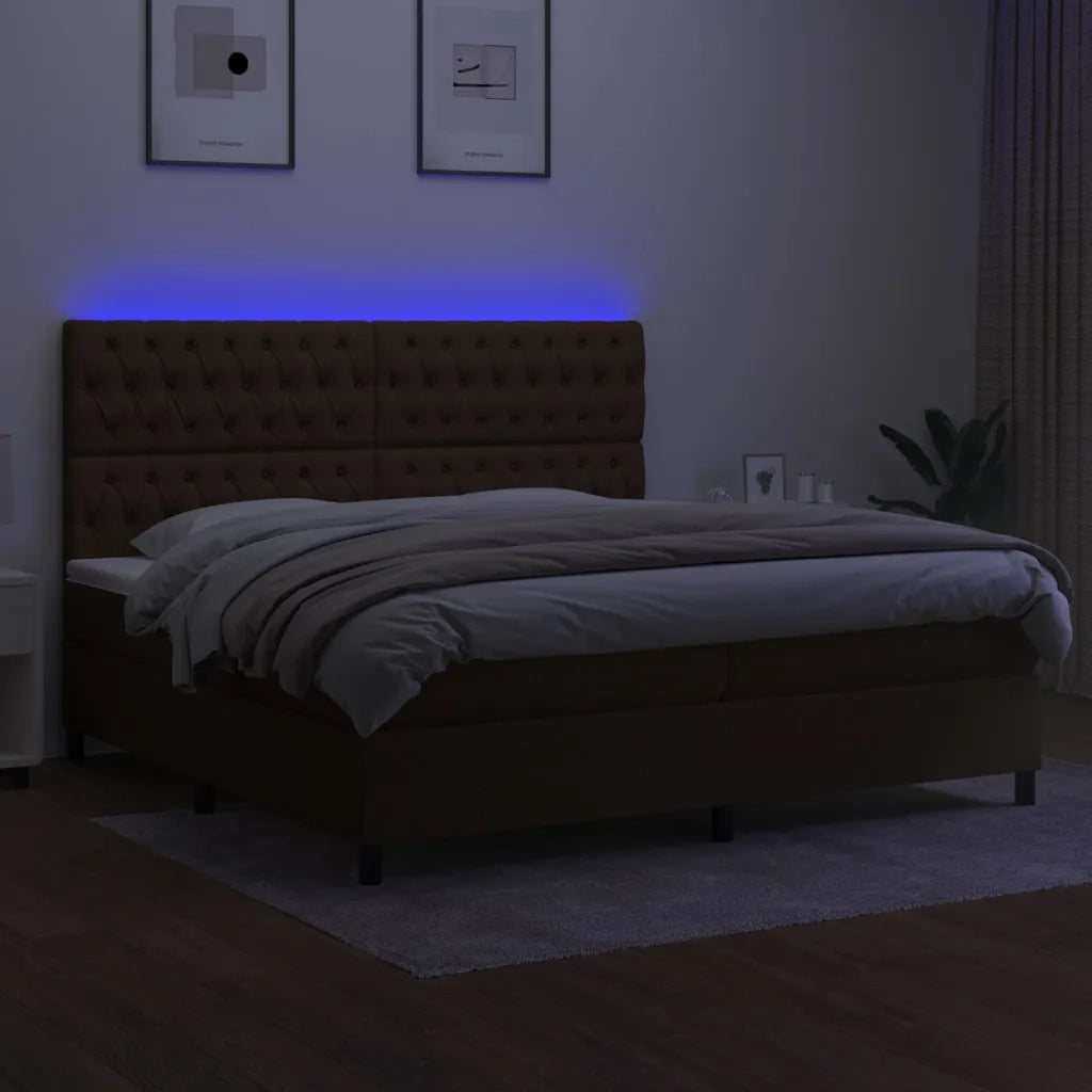 Letto a Molle Materasso e LED Marronescuro 200x200cm in Tessuto