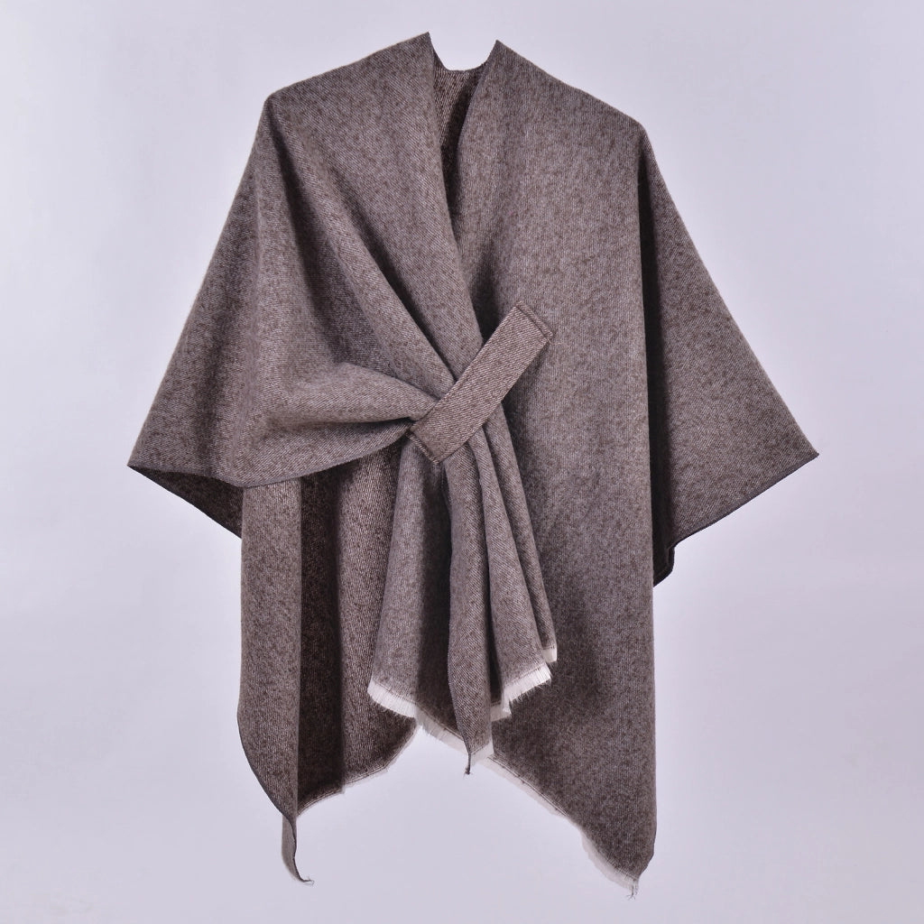 Mantella da donna con spacco diagonale e laccetti a pois color fango, con frange.