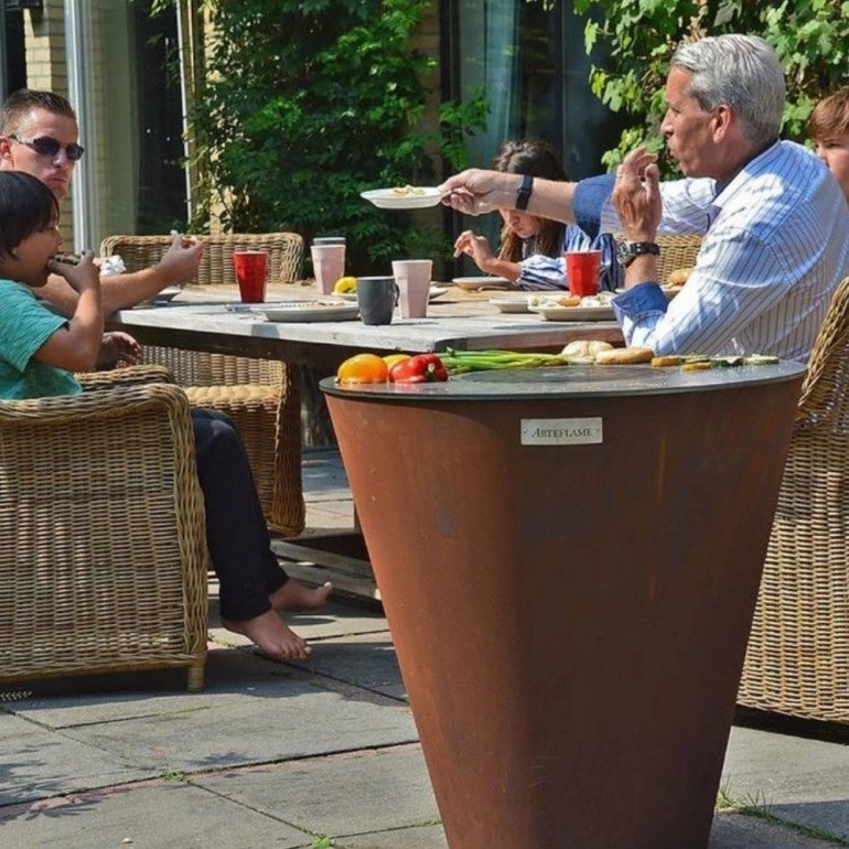 Arteflame One30 bbq e braciere in acciaio corten, con piastra di cottura in ghisa da 76 cm, altezza totale 79 cm