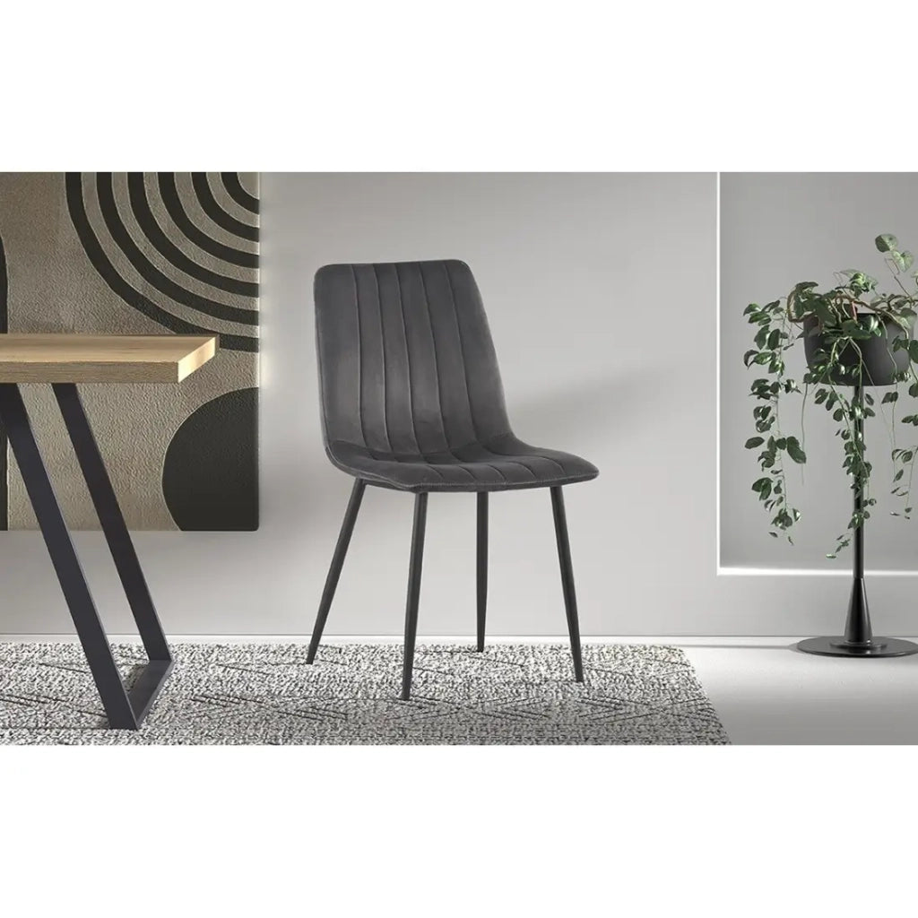 Sedia BRUCE – Velluto grigio – Piedi in metallo nero – H86 x L45 x P55 cm