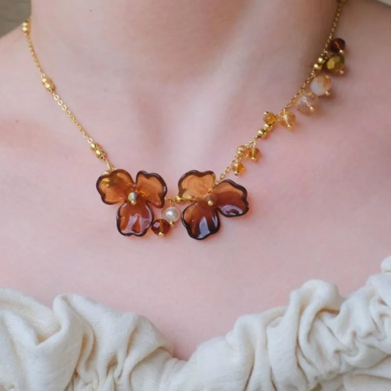 Collana vintage con fiore di cristallo marrone: gioiello fatto a mano con perline