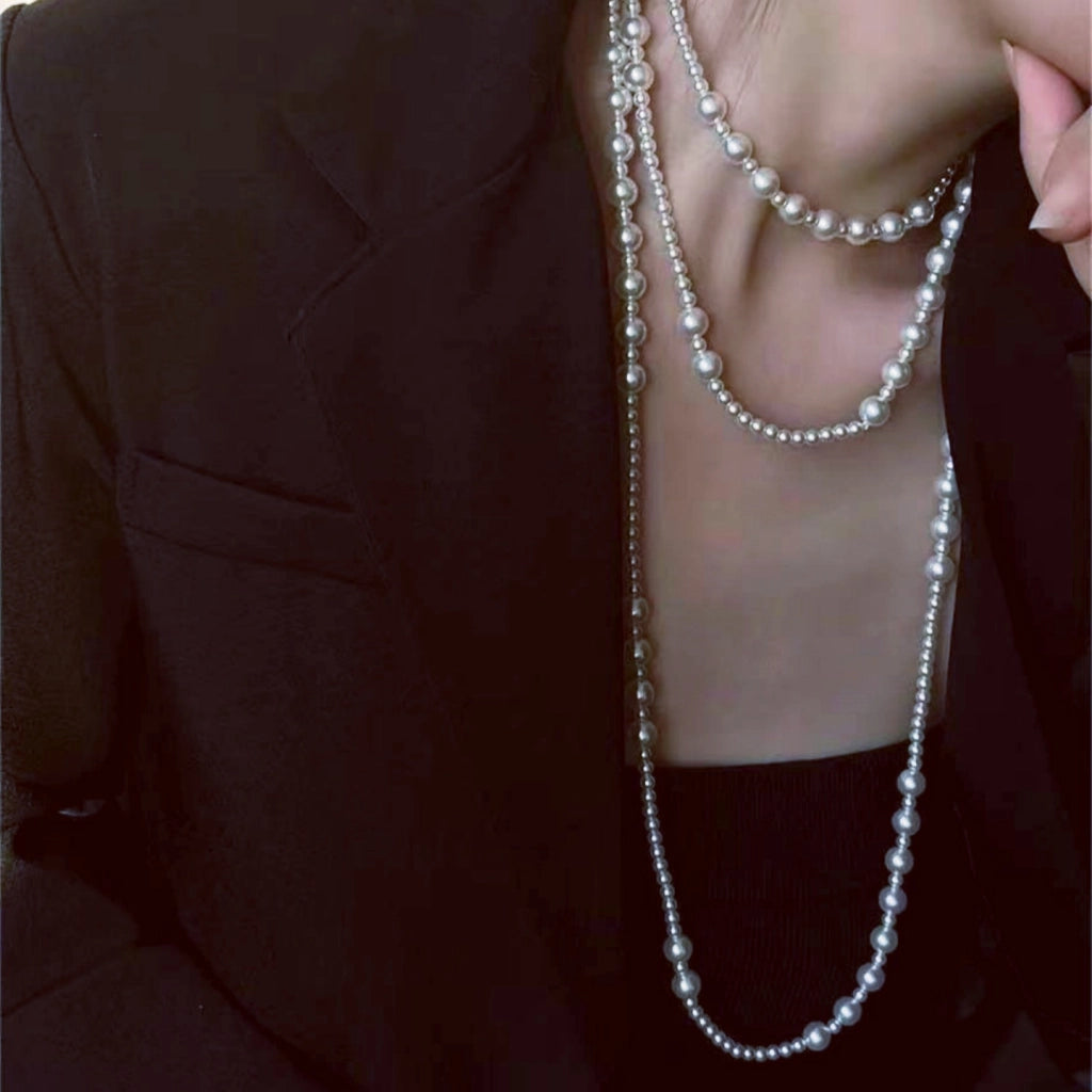 Catena per clavicola grigia multistrato con perline e perle, catena per maglione con perle bianche