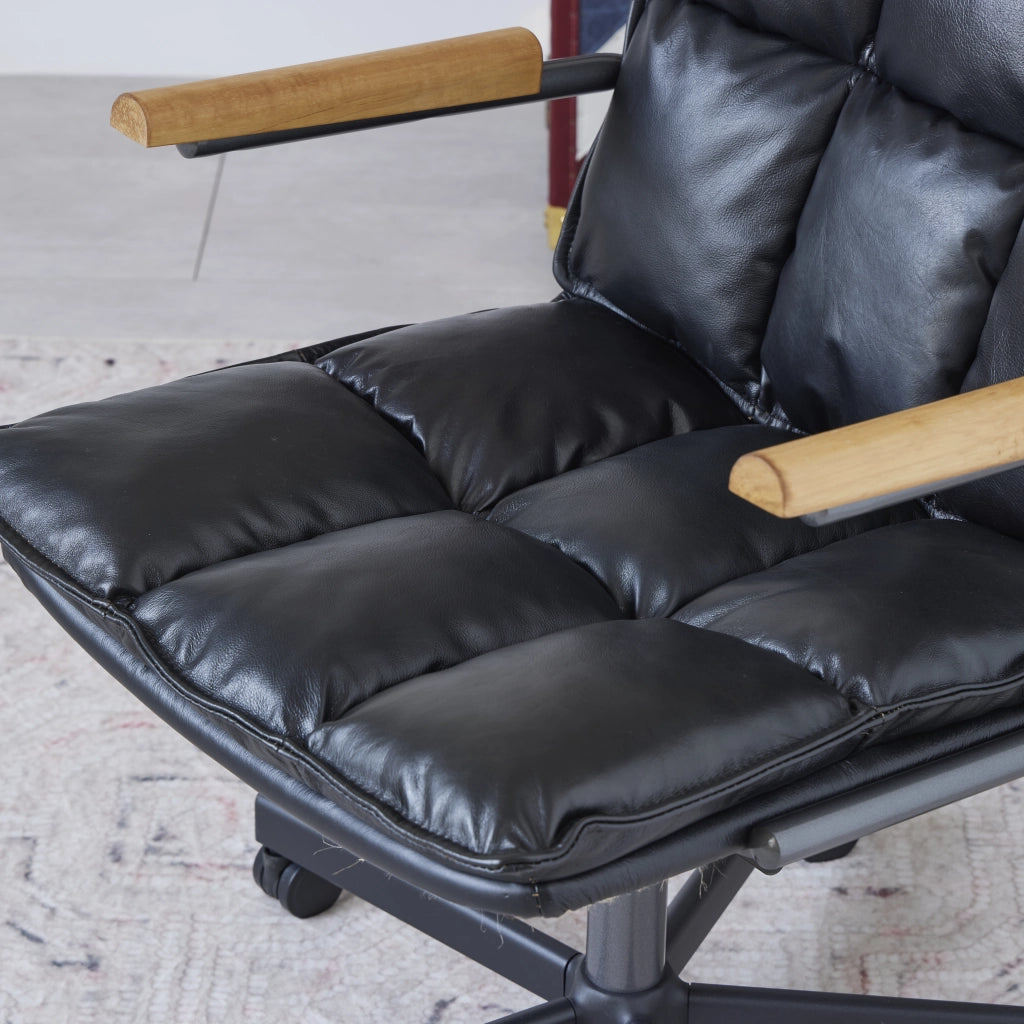 Sedia da ufficio girevole in pelle con rotelle silenziose, braccioli in legno e struttura in metallo nera
