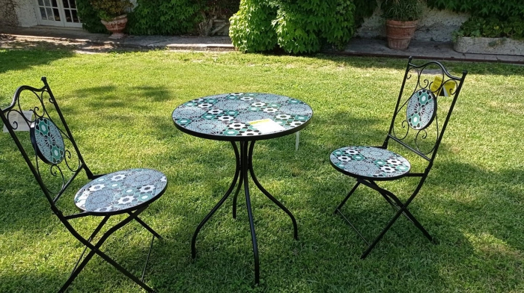 SET PER ESTERNO GIARDINO TAVOLO E 2 SEDIE CON INSERTI IN CERAMICA MODELLO "SAINT-TROPEZ"