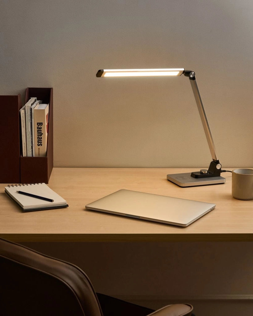 Lampada da scrivania moderna per ufficio domestico 3 modalità di temperatura Dimmer continuo Caricatore wireless Alluminio Materiale sintetico Argento