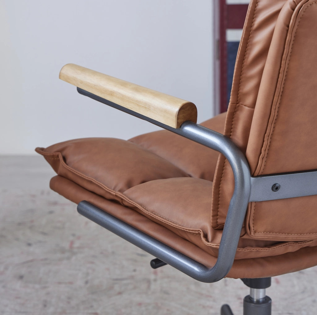 Sedia da ufficio girevole in pelle marrone; ergonomica; regolabile in altezza; design mid-century