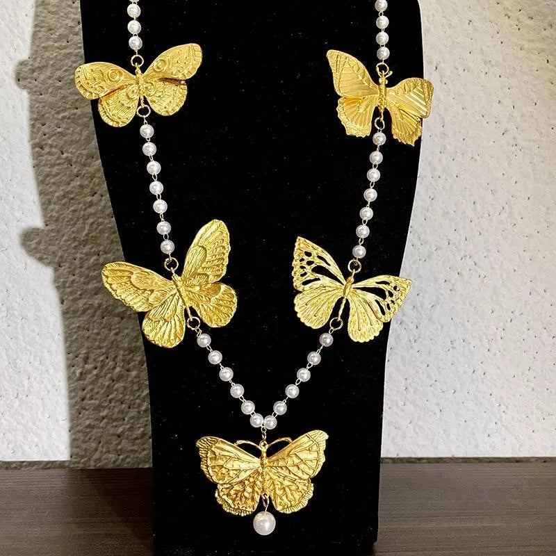 Collana con ciondolo a forma di farfalla dorata, realizzata a mano con perle, regalo di Natale o di compleanno.
