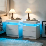 Comodino bianco con LED multicolore regolabile; vano aperto e 2 cassetti