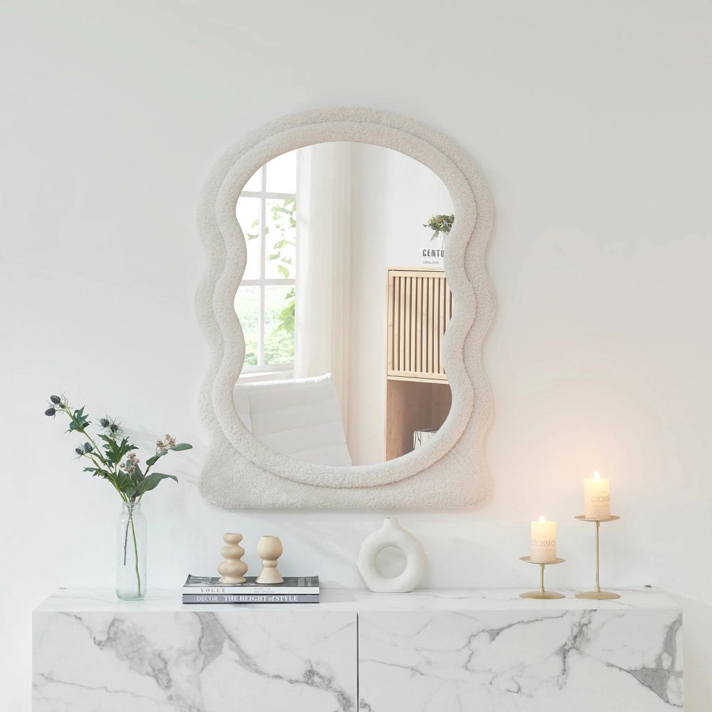 Specchio da Parete Brummen con Cornice in Peluche Morbida 80x60 cm Bianco [en.casa]