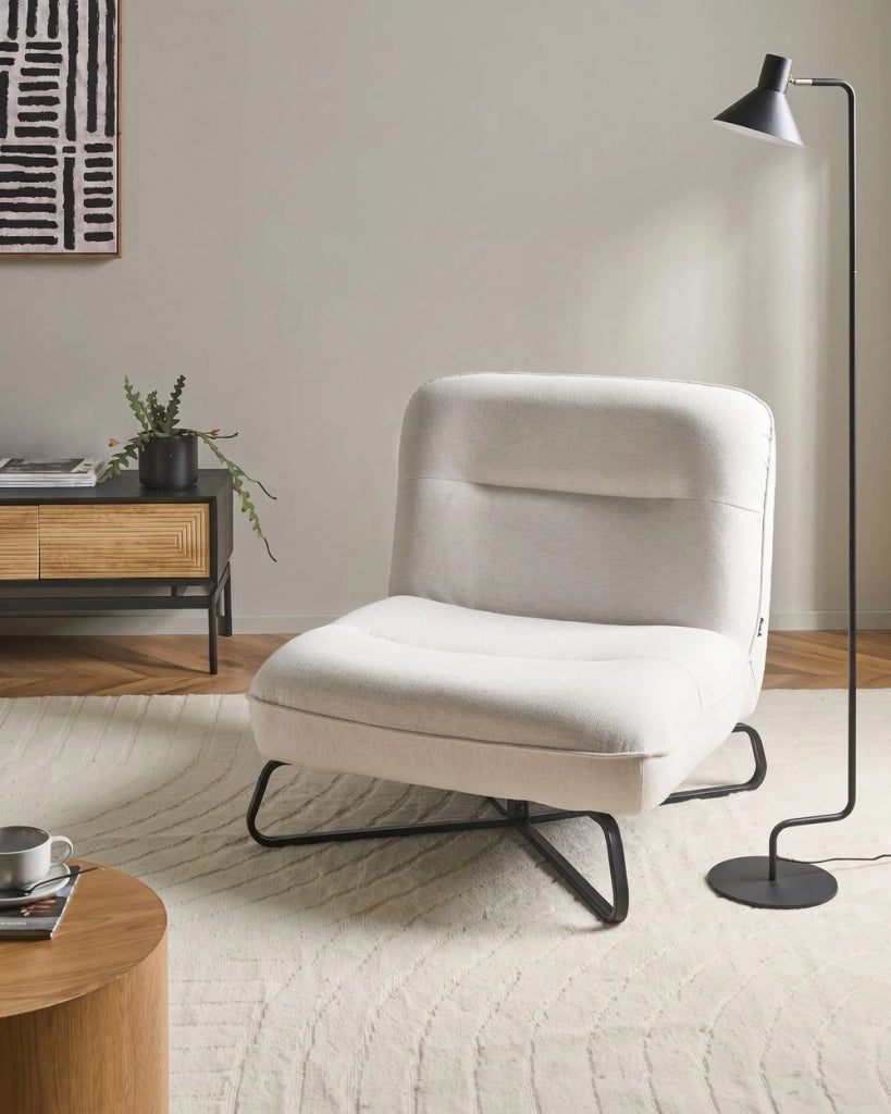 Poltrona in tessuto bianco sporco seduta ampia senza braccioli struttura in metallo nero complemento d'arredo moderno per il soggiorno
