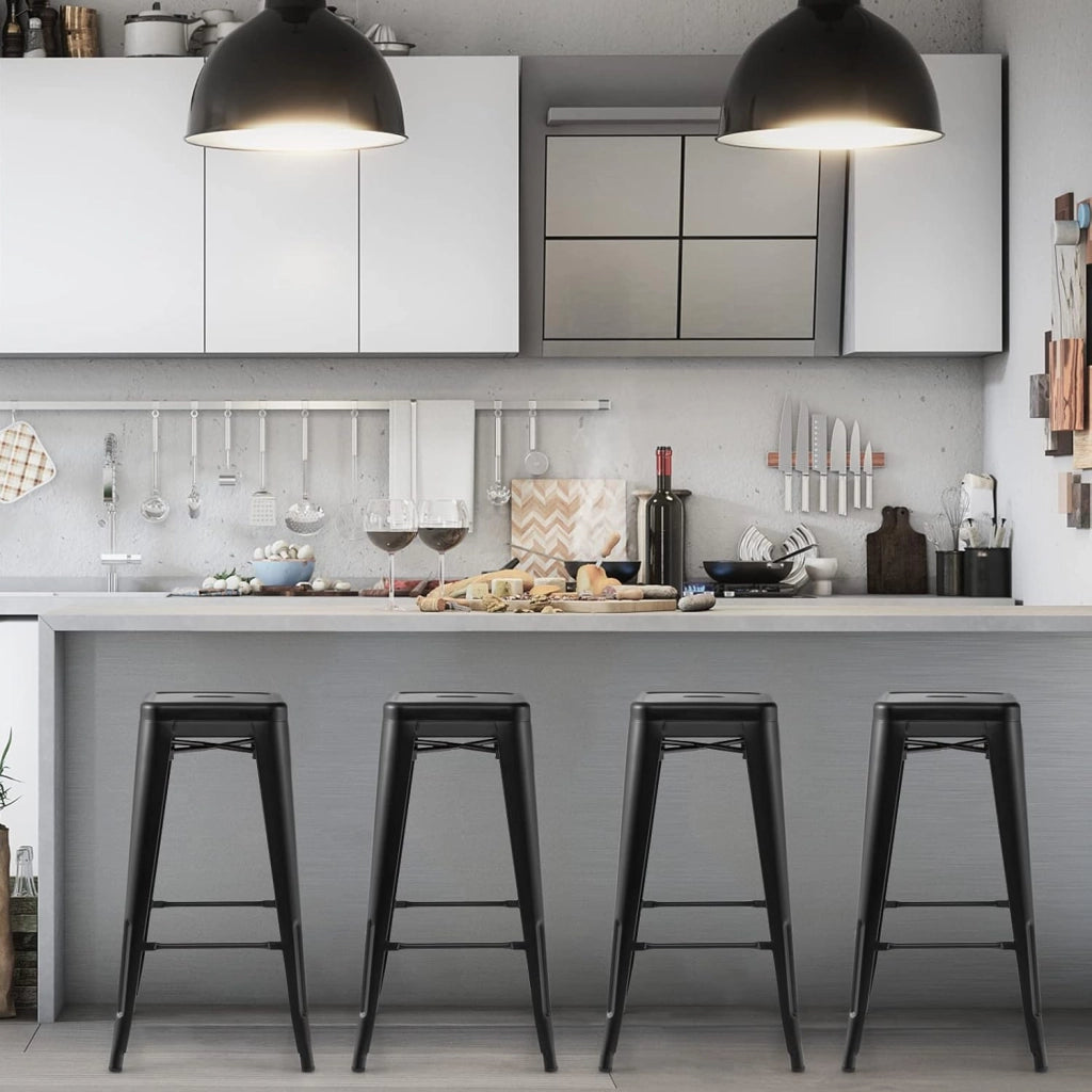 Set di 4 Sgabelli da Bar senza Schienale da 61/76 cm, Sgabelli in Metallo Impilabili con Poggiapiedi per Cucina, Sala da Pranzo e Bar (42 x 42 x 76 cm, Nero)
