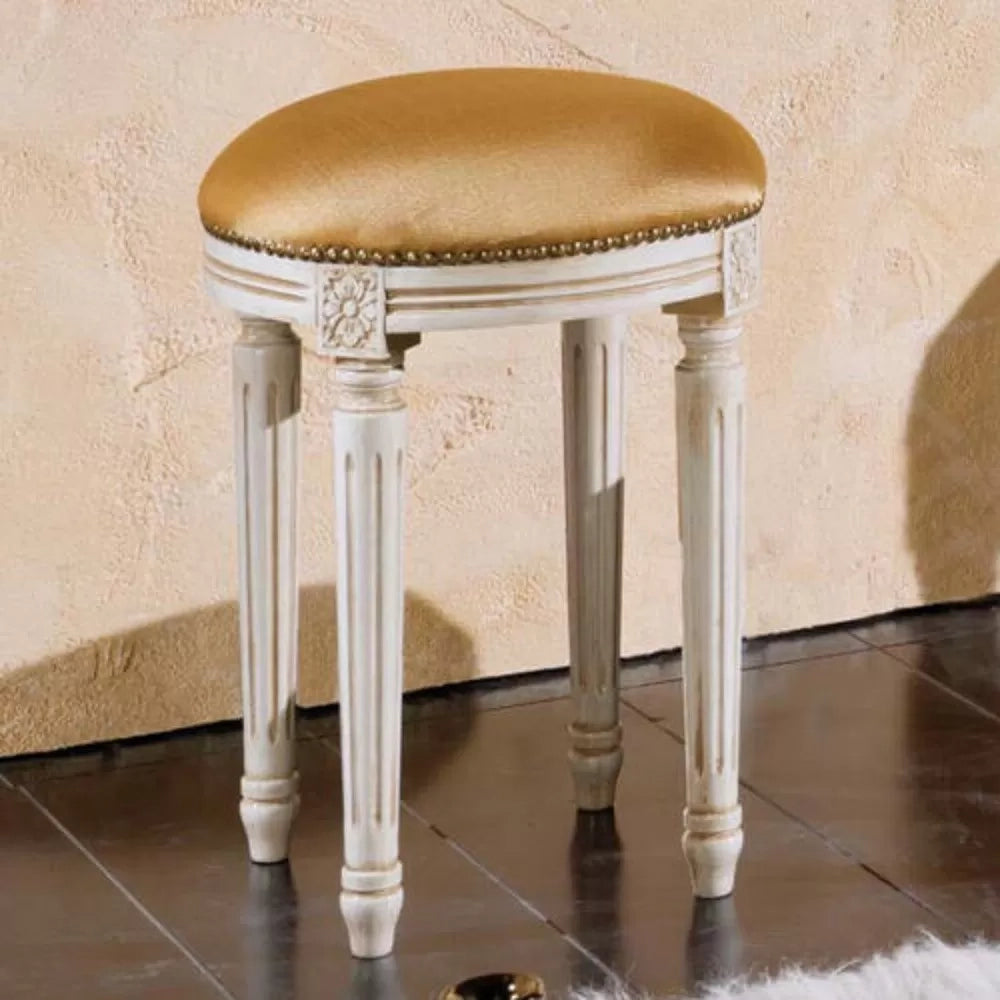 Panca imbottita in legno shabby con intagli e fregi