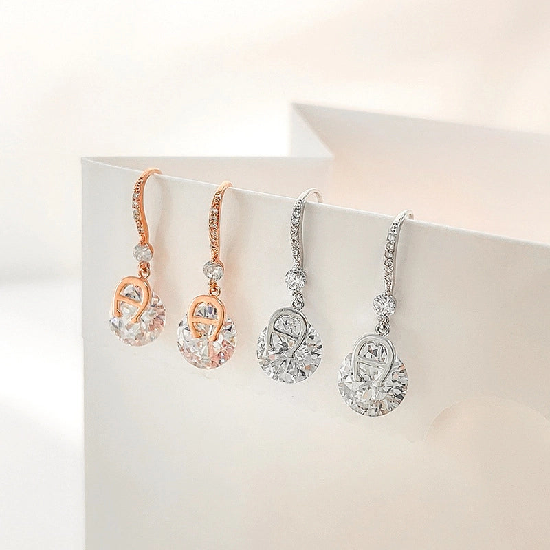 Design super scintillante ed elegante, ganci per orecchini a forma di lettera inglese, deliziosi orecchini a goccia con micro-zirconi incastonati.