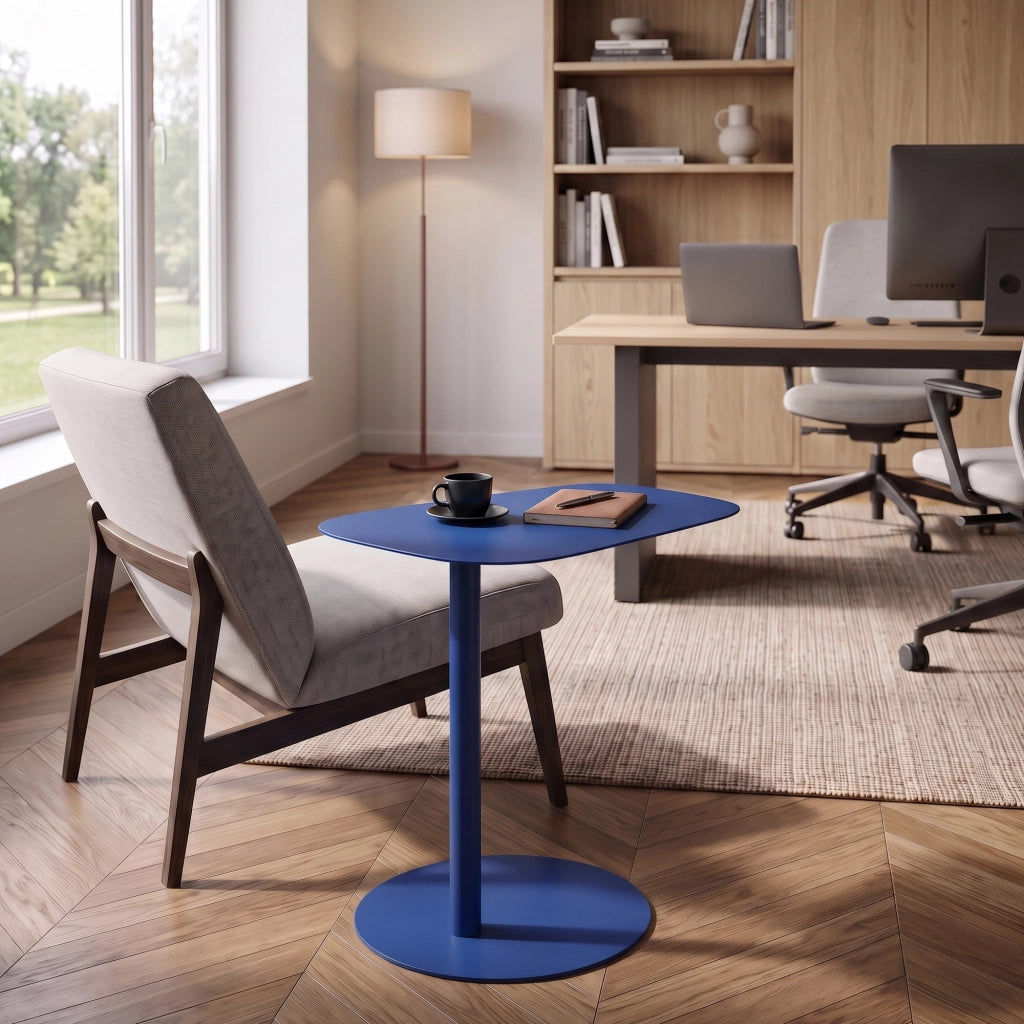 Tavolino Laterale Nastätten in Metallo con Piano di Appoggio Trapezoidale - Blu Scuro [en.casa]