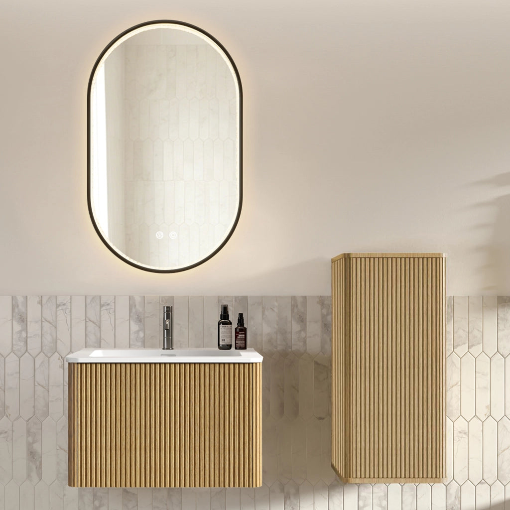 Mobile bagno con lavabo; specchio LED e colonna sospesa con ante e vano contenitore per bagno; finitura rovere