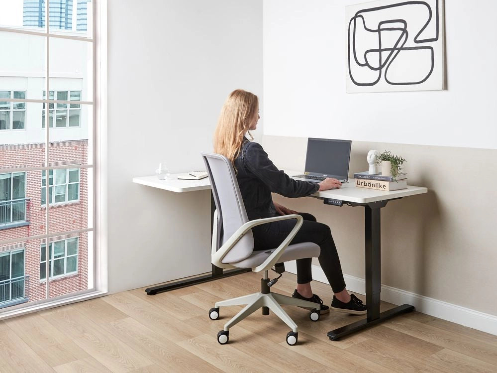 Scrivania elettrica regolabile a forma di L 160 x 59 cm Piano bianco e nero lato sinistro stile moderno