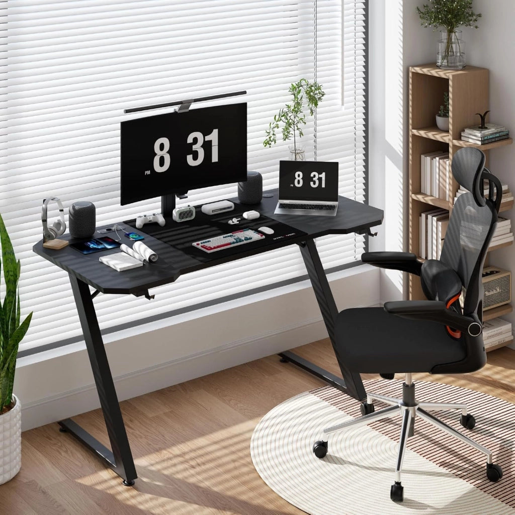 Tavolo da gioco 120 x 60 cm, con tappetino per mouse, Tavolo da gioco per computer in fibra di carbonio con gancio per casco, nero (con presa multipla)