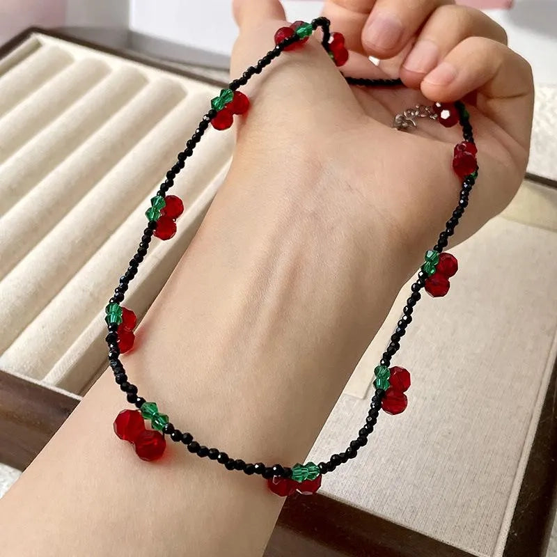 Collana con ciliegie e perline di cristallo nero fatte a mano, regalo di Natale o compleanno.