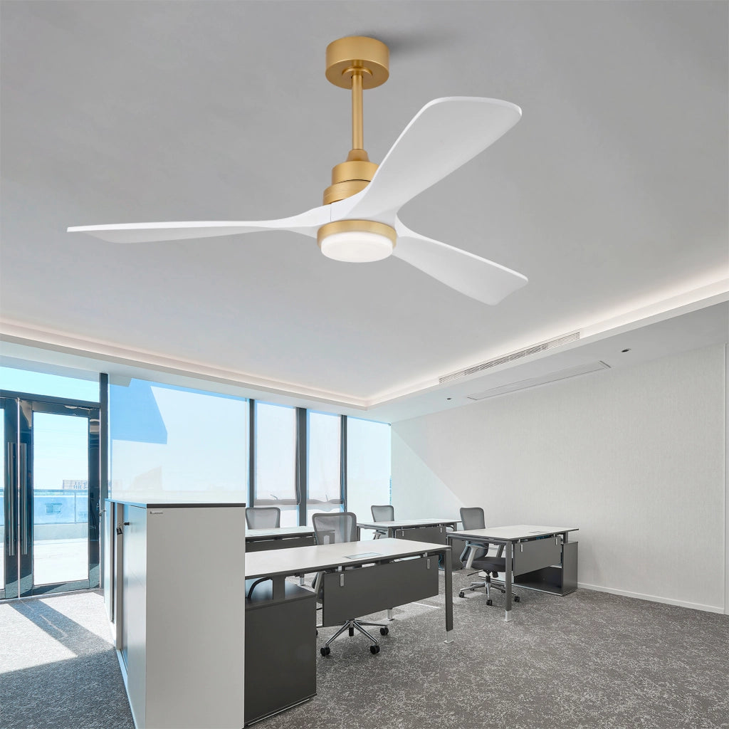 Desviae Ventilatore da soffitto con luce da 52 pollici in metallo e legno bianco e oro con telecomando e motore DC reversibile