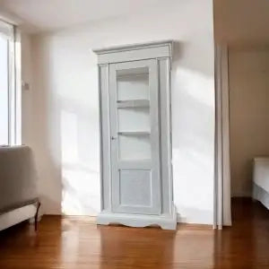 Vetrinetta Alberta in legno 1 anta bianco anticato con rilievo