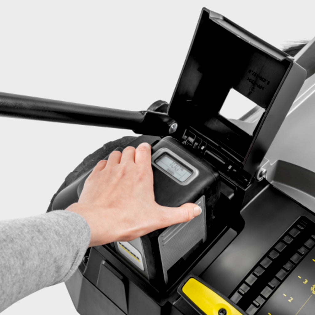 KARCHER Spazzatrice Professionale KM 70/30 C BP 2SB - Trazione - Potenza: 36 V - Max. prestazioni di area: 3920 m²/h - Larghezza di lavoro: 480 mm