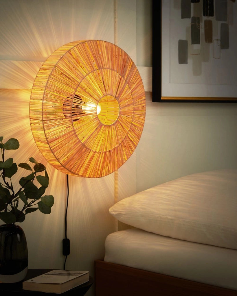Lampada da parete con base in metallo in  ealizzata in paglia naturale stile boho