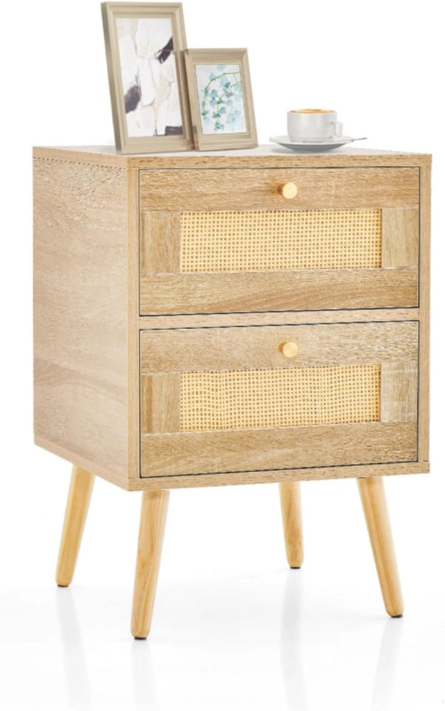 Comodino, Tavolo da Notte con 2 Cassetti Scorrevoli e Decorazione Rustica in Rattan, Piano Spazioso, Bottoni Dorati Eleganti e Cuscinetti di Protezione per Piedi, Naturale (1)