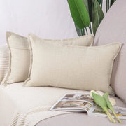 Set di 2 cuscini in lino a pois a forma rettangolare con misure 30x50 cm, decorativi e soffici, in tessuto lino a pois in beige chiaro.