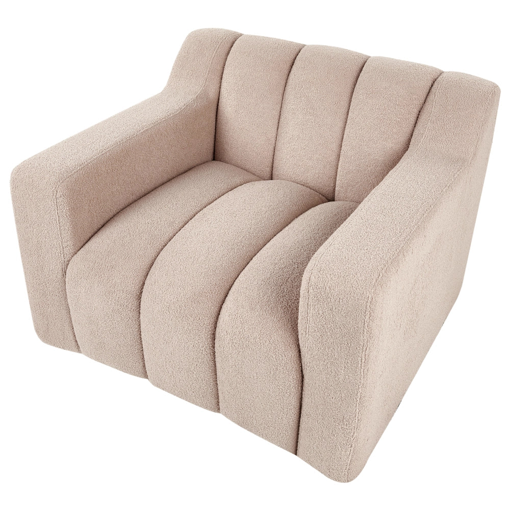 Poltrona con rivestimento in bouclé beige schienale imbottito e cuscini spessi perfetta per un soggiorno moderno