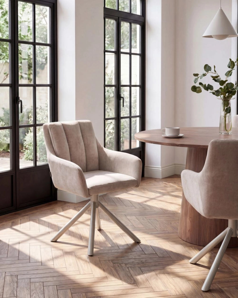 Set di 2 sedie girevoli da pranzo in tessuto beige con braccioli, schienale trapuntato e gambe in metallo, stile retrò-contemporaneo
