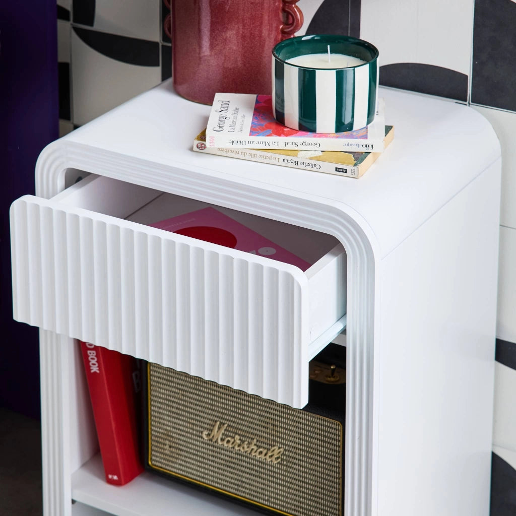 Comodino effetto legno scanalato 1 cassetto, 1 ripiano, bianco