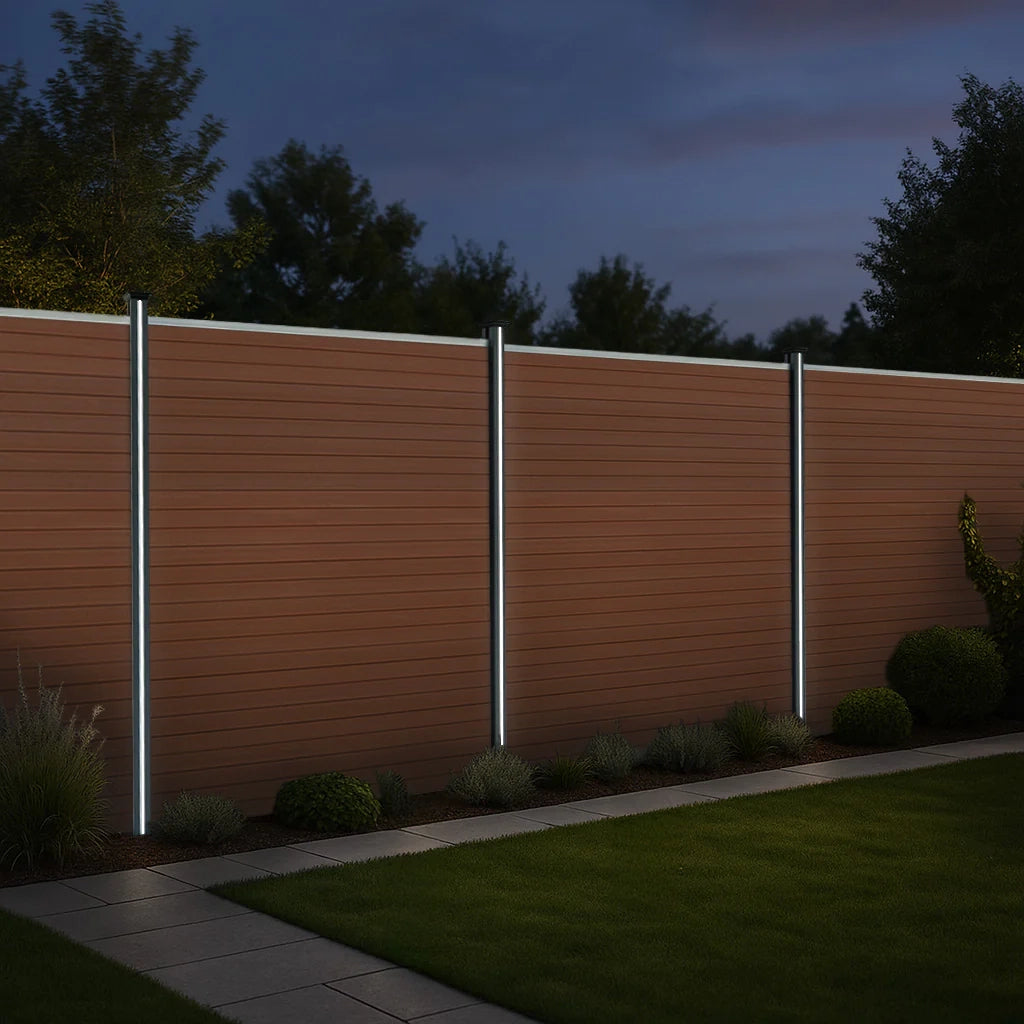 Pannelli Recinzione x3 + 4 Pali Alluminio LED Marrone Doghe PVC 185cm