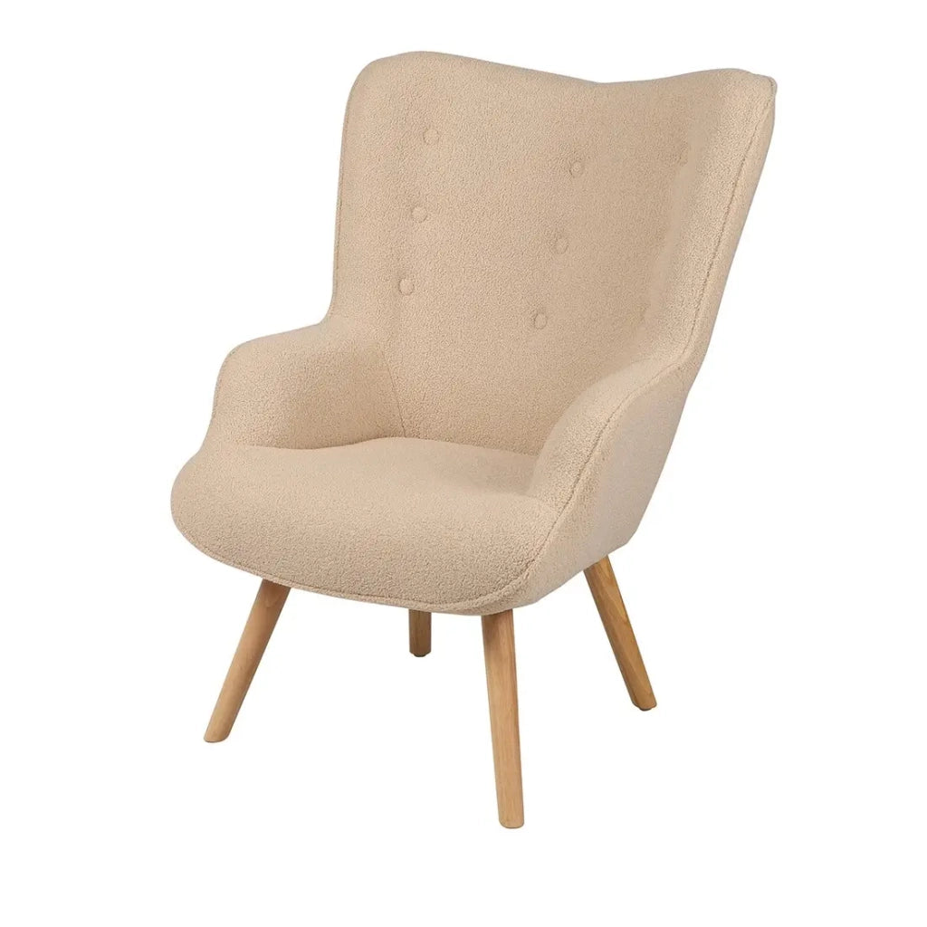 Poltrona da salotto in tessuto teddy beige con gambe in legno collezione ENJOY. Stile scandinavo.
